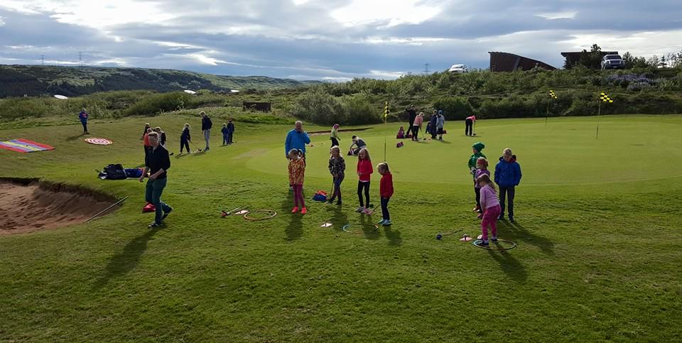 Það er mikið stuð á Golfleikjanámskeiði á Urriðavelli. Veðrið einnig frábært #gooddur #urriðavöllur