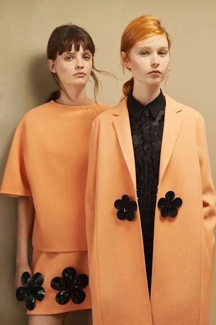 BuseTerim's tweet photo. İşte #VictoriaBeckham'ın grafik motifler ve #renk kombinasyonlarından oluşan 2016 İlkbahar/Yaz koleksiyonu... http://t.co/98Ofp19qex