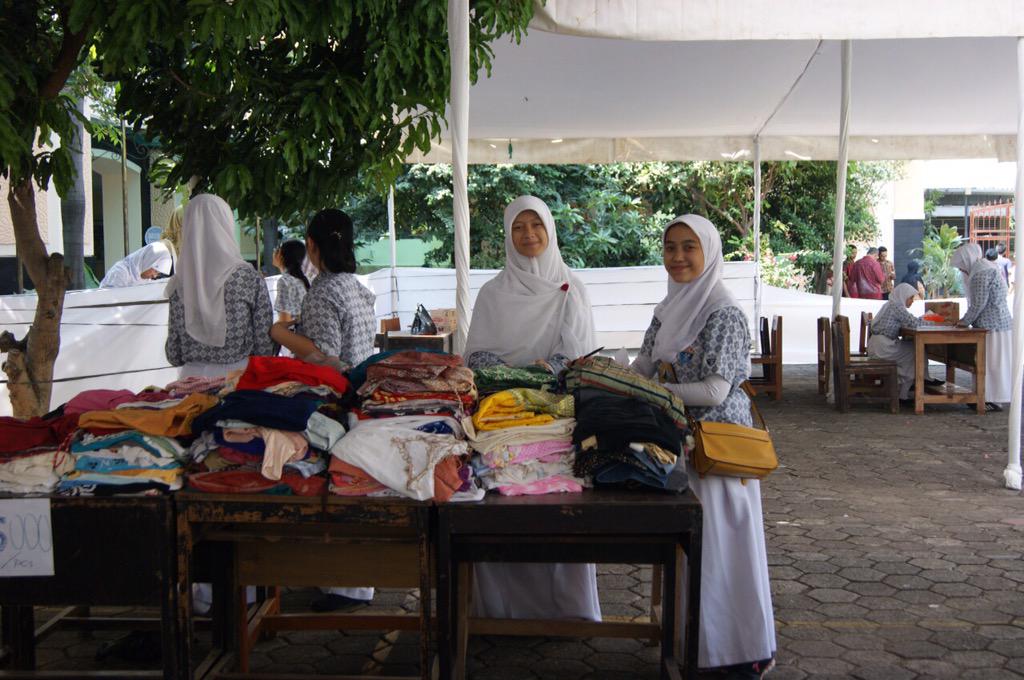 Beberapa Ang &amp; Kemas 50 yang bertugas untuk menjaga table Bazaar pakaian murah:)