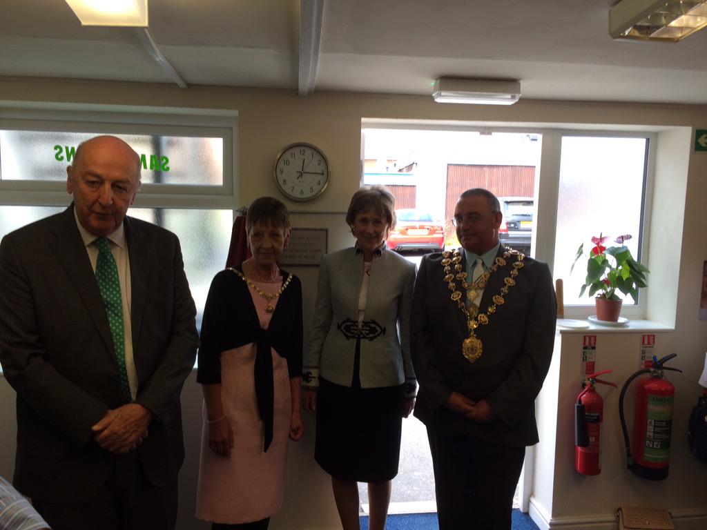 YourChesyIan's tweet image. Duke &amp;amp; Duchess of Devonshire &amp;amp; mayor &amp;amp; mayoress opening the new #Chesterfield Samaritans centre on Saltergate
