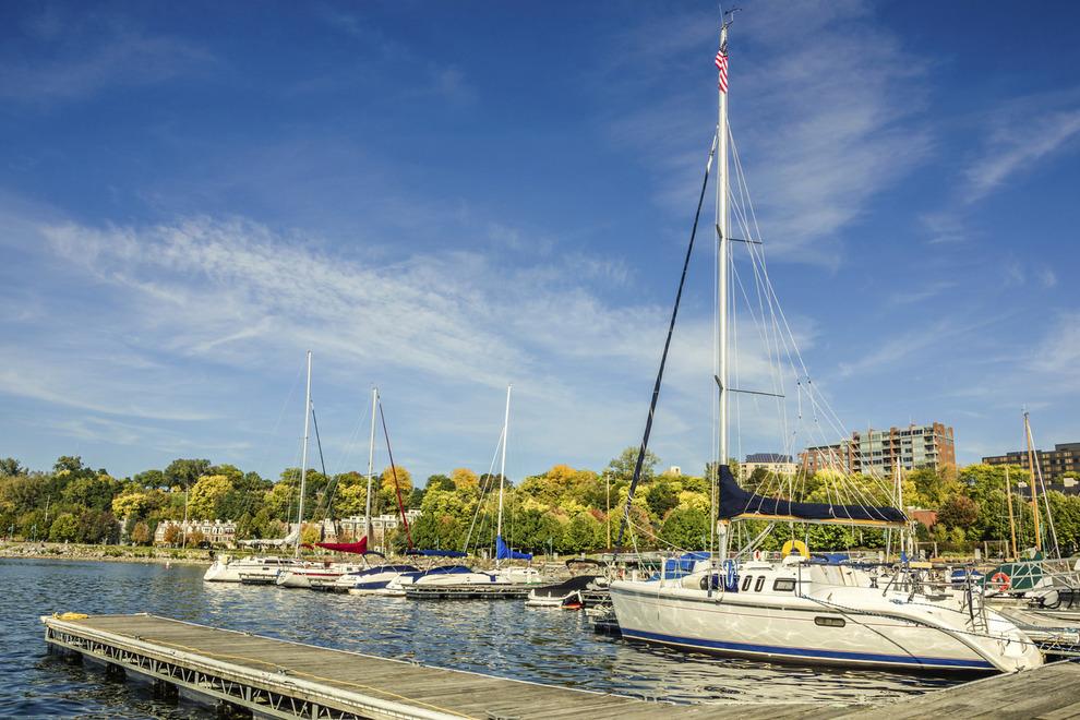 10Best's tweet image. A Shared Jewel in @I_LOVE_NY &amp;amp; @VermontTourism | 10be.st/1GHxfdt | Vote @Lake_Champlain Tops 4 Recreation.