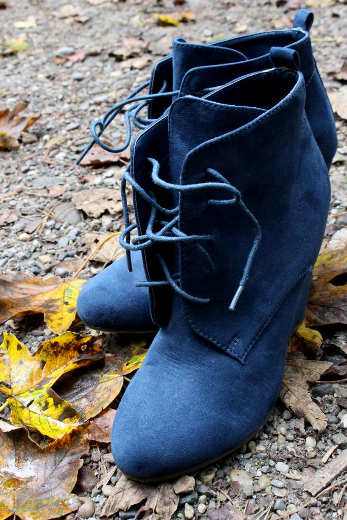 SkittlesXJunkie's tweet photo. #bluewedges from @forever21 http://t.co/NgOYMuGU2Y