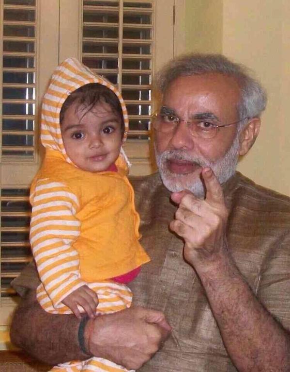 رئيس الوزراء الهندي مع حفيدته