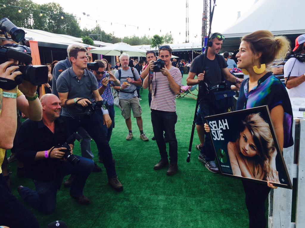 WarnerMusicBEnl's tweet photo. Proficiat @SelahSue !!! Platina award met #Reason #RW15 http://t.co/6y4NPWkCW5