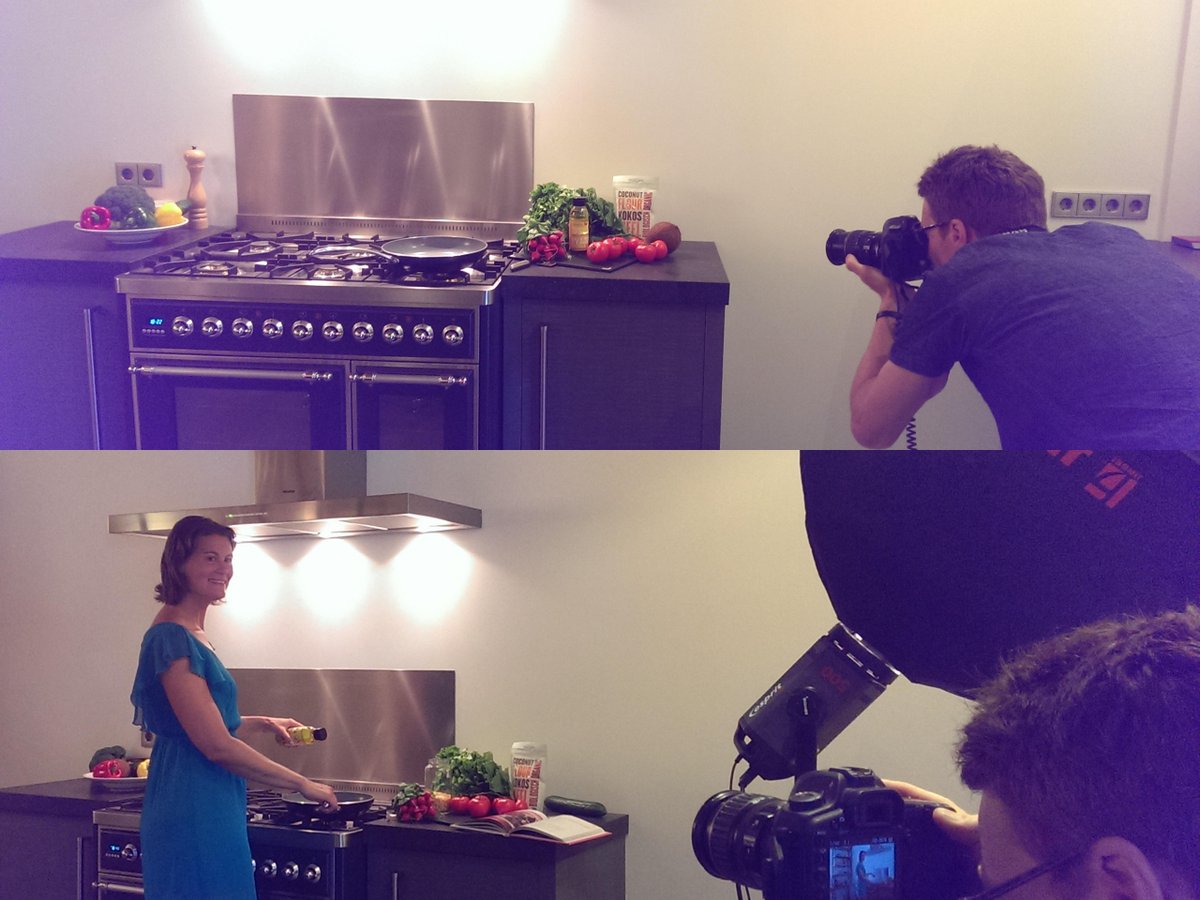 OmegaAndMore's tweet photo. Er komt iets nieuws... Voor nu alleen een kijkje achter de schermen bij de fotoshoot! http://t.co/NFitRFjq5j