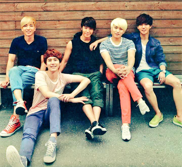 ragadhoseen1's tweet photo. Elf &amp;super junior 
Myth world super junior 😚��
Super junior kings 👑 of the world 

#HollywoodChoice Super junior http://t.co/vbrIaUtr8N