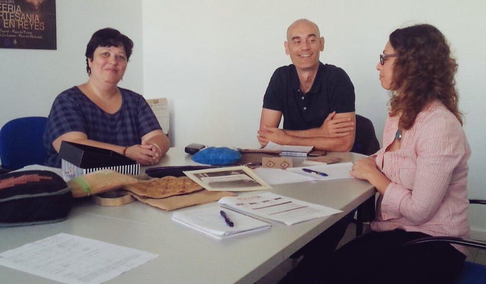 Artesaniatfe's tweet photo. Trabajando junto a Loli Lutzardo, #caladora - Programa de Acompañamiento de Emprendimiento artesanal #Microart_tfe http://t.co/p73nrwR1jF
