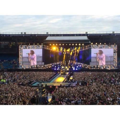 alexahotea's tweet photo. Oh yeah baby @Harry_Styles
#WeWant1DInRomania2016
#RussiaNeedsOneDirection http://t.co/TS2LjM8Z8B