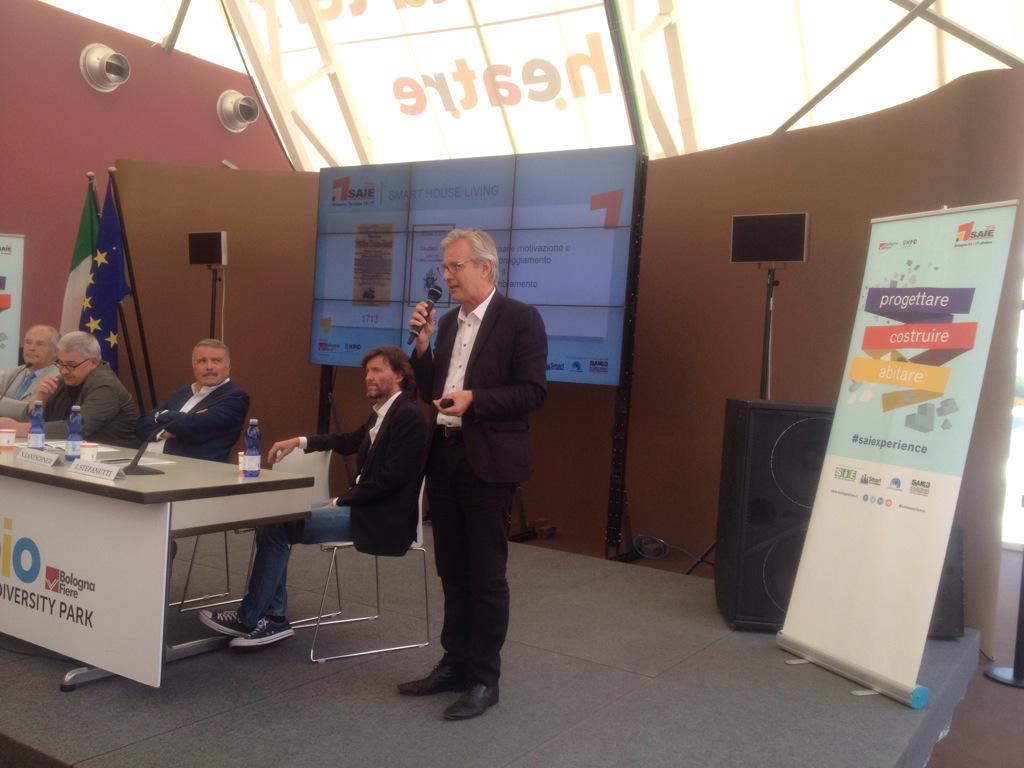 SAIEfiera's tweet photo. #SmartHouseLiving guida il cambiamento epocale dell'edilizia @NLantschner http://t.co/T2Dxpg6mwX