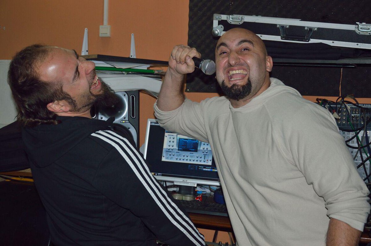 criptaband's tweet image. Haciendo el gamba en el local de ensayo mientras preparamos el nuevo disco. Rock@Diversión!