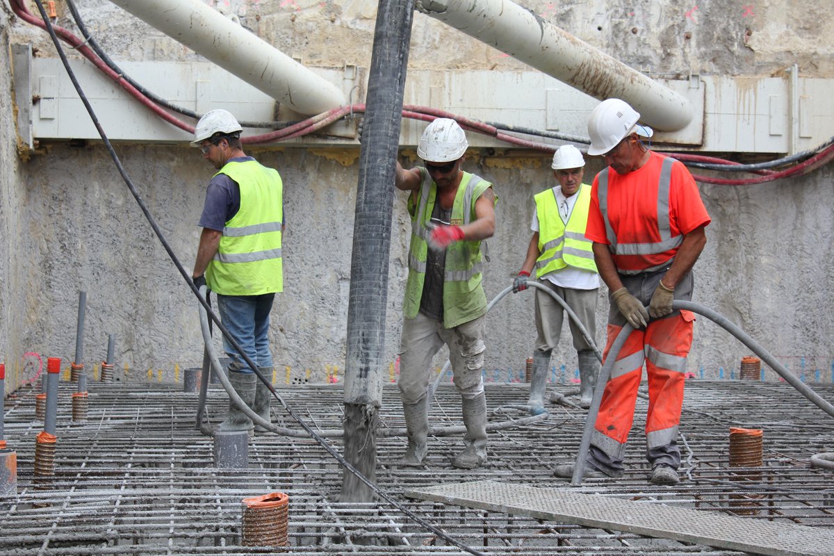 Bétonnage de la dalle de couverture du puits d'entrée du #tunnelier en cours, rue Ségurane à #Nice06. #tram