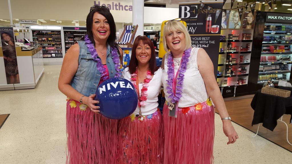CornsJacqui's tweet photo. We know how to protect ourselves, do you? #beachday #nivea  @BeautyWrldSkool @gina_pollitt @niveauk @richie_may http://t.co/J5dNSVcxu4