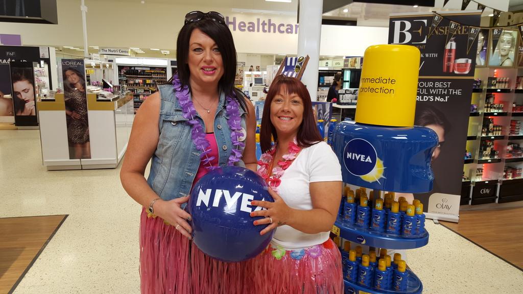 CornsJacqui's tweet photo. We know how to protect ourselves, do you? #beachday #nivea  @BeautyWrldSkool @gina_pollitt @niveauk @richie_may http://t.co/J5dNSVcxu4