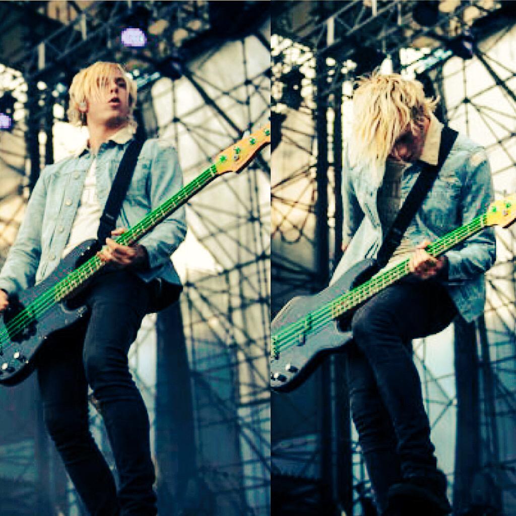 RT <a href="/rikerR5/">Riker Lynch</a>: Love me some neon green <a href="/drstrings/">DR STRINGS</a> with a <a href="/Fender/">Fender</a> p bass 😎