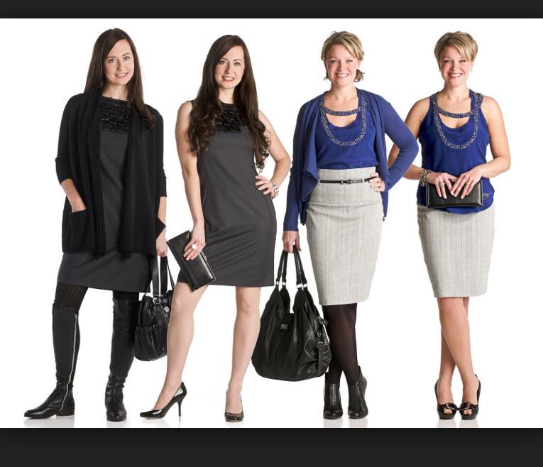 Одежда для девушек модная современная. Много одежды на девушке одето. Женщина в магазине одежды. Одевать красивые вещи. Женская одежда которая одевается.