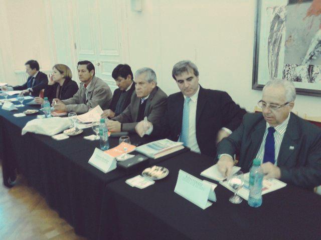 pacoduranona's tweet photo. Debatimos gestión municipal con gobiernos locales de todo el país en la Cumbre de Líderes Municipales #CIIPEC http://t.co/GCUag5dWWU