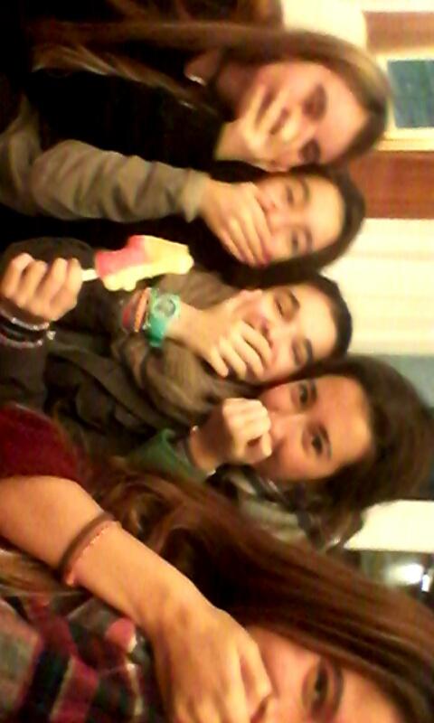LoreeLopeez14's tweet photo. 4 dΓas @cristinagr2001 @Eleenamerino17 @loreegarcia01 #macacaca http://t.co/yb9YEiFuKf