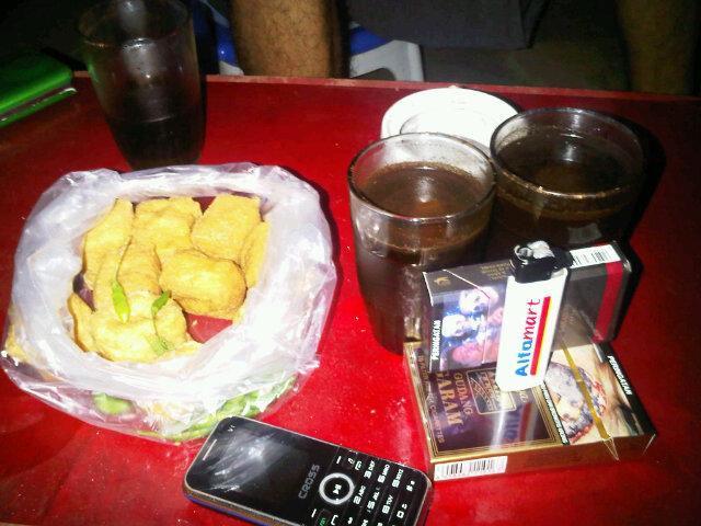 Jihoonpask's tweet photo. Wayahe ngopi :D @_Adiriyanto @HadiAgnelli @teguh_hisyam @Vanzhoell @usong_song #ajeep http://t.co/OB01DNuuiX
