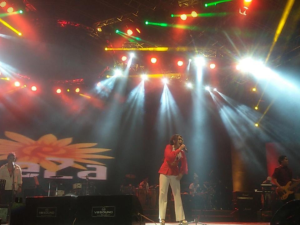OfficialKhabut's tweet photo. welcome @ReZaART_dVoicer at the main stage #Jakartafair2015. Enjoy the show gais :) http://t.co/KWheemCdMP