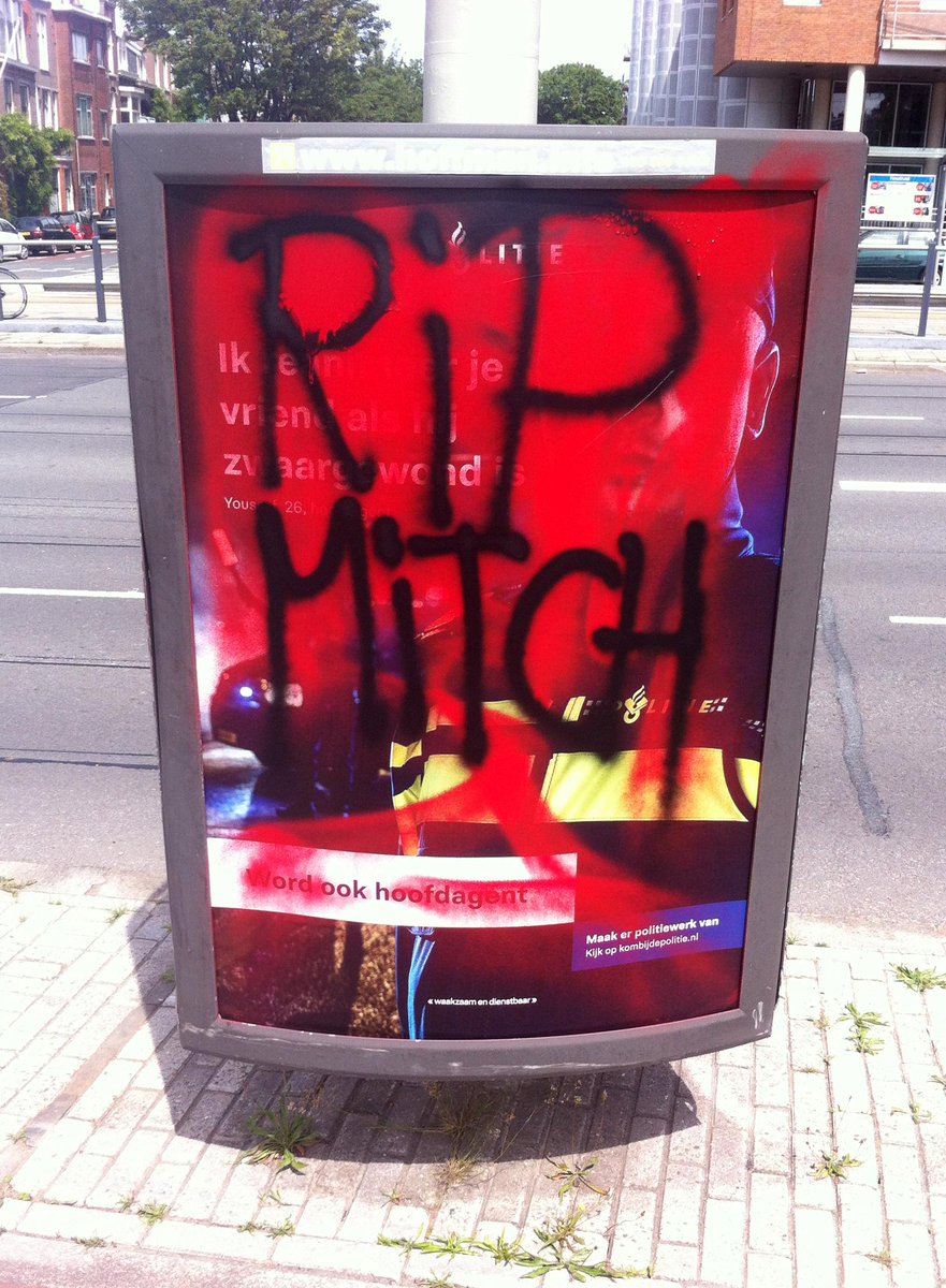 Vanmiddag zijn meerdere reclameposters van de politie in Den Haag beklad met de leus R.I.P Mitch. #MitchHenriquez