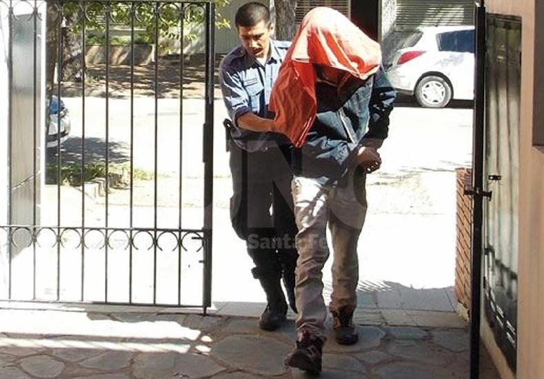 unosantafe's tweet photo. #CasoVera: ¿Por qué el juez Gon dejó en libertad al hombre que abusó de su hija? ► http://t.co/MCg4BTLRTe http://t.co/TbAmv5ryjN