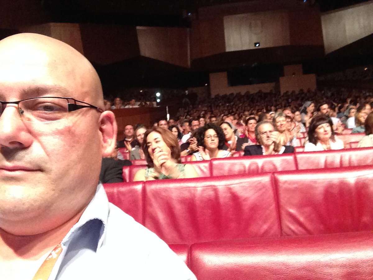 JulioUsandizaga's tweet photo. Y @korrontzi esta consiguiendo poner en pie al euskalduna en #icot2015 #matter2us http://t.co/KtUEihYTfQ