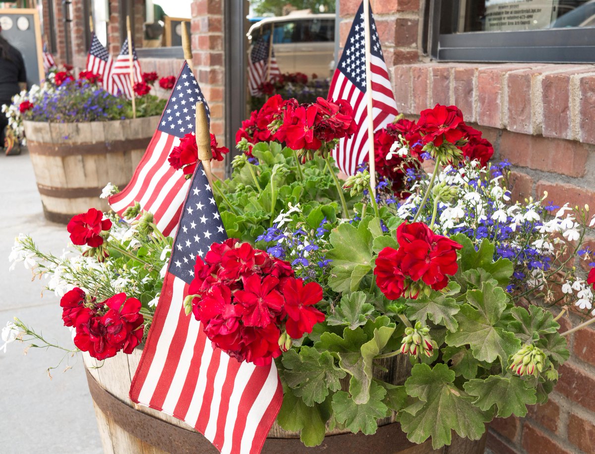 Meadowsfarms's tweet photo. Patriotic Planters Photo Contest now open! Enter through 7/19 to win a $25 gift card! https://t.co/21qi0TulAa http://t.co/U0dbHtxk8l