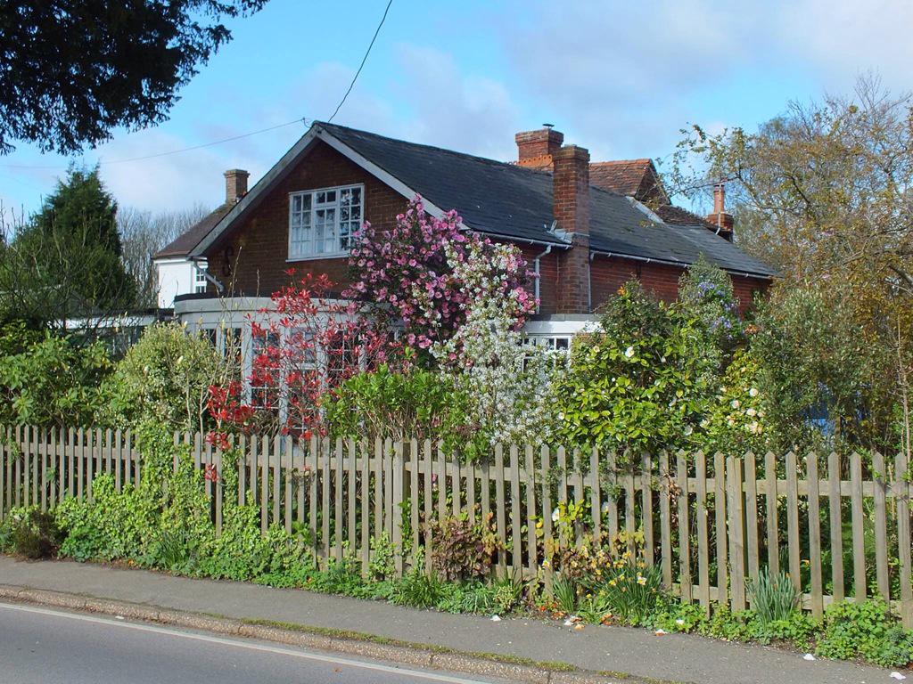 MarkRevillCo's tweet photo. *NEW TO THE MARKET*
Lewes Road, Danehill
£399,950
Interesting 2 bed Baptist church in centre of village http://t.co/JpnnrX8ljH