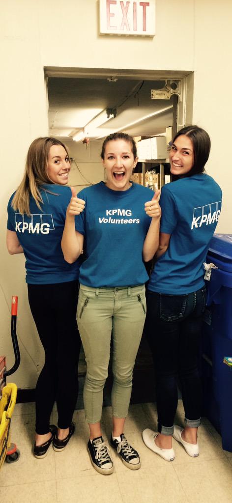 alexcapelle1's tweet photo. Volunteer morning at the Fort York Food Bank. #KPMGSIP #toronto #cheeriosforcharity @KPMGCampusCDN http://t.co/MN7O6AuTRN