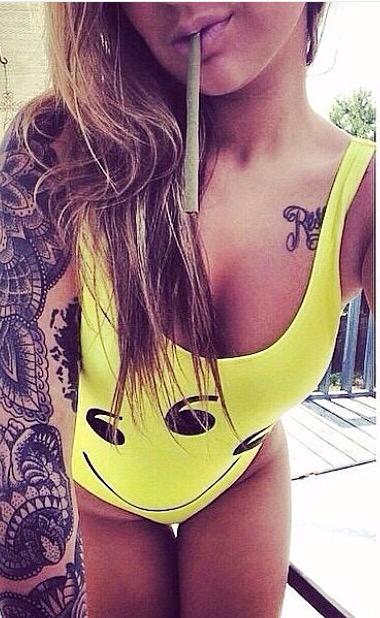 FemaleStoners's tweet image. 😃😃