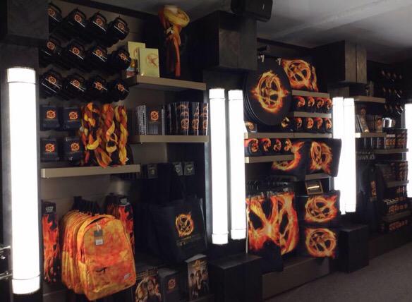 floraIaam's tweet image. Mom: What do you want for your birthday? 

Me: