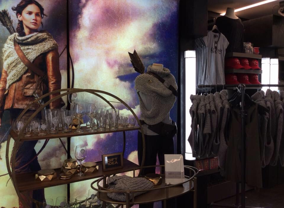 floraIaam's tweet image. Mom: What do you want for your birthday? 

Me: