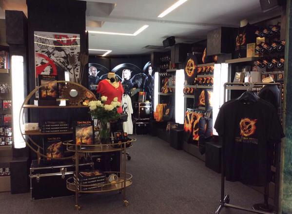 floraIaam's tweet image. Mom: What do you want for your birthday? 

Me: