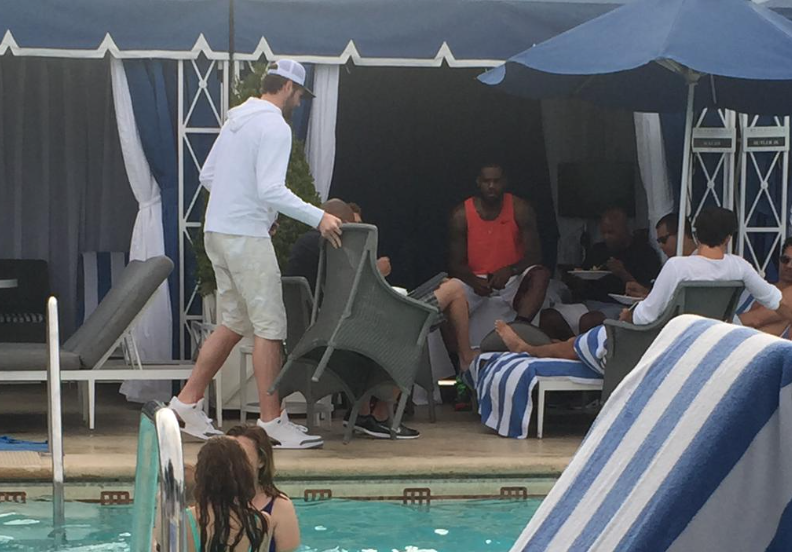 HeSuitsHeScores's tweet photo. Poolside in LA:  LeBron &amp; Kevin Love  http://t.co/vBMjDMgaFn http://t.co/rT4C5CN9t6