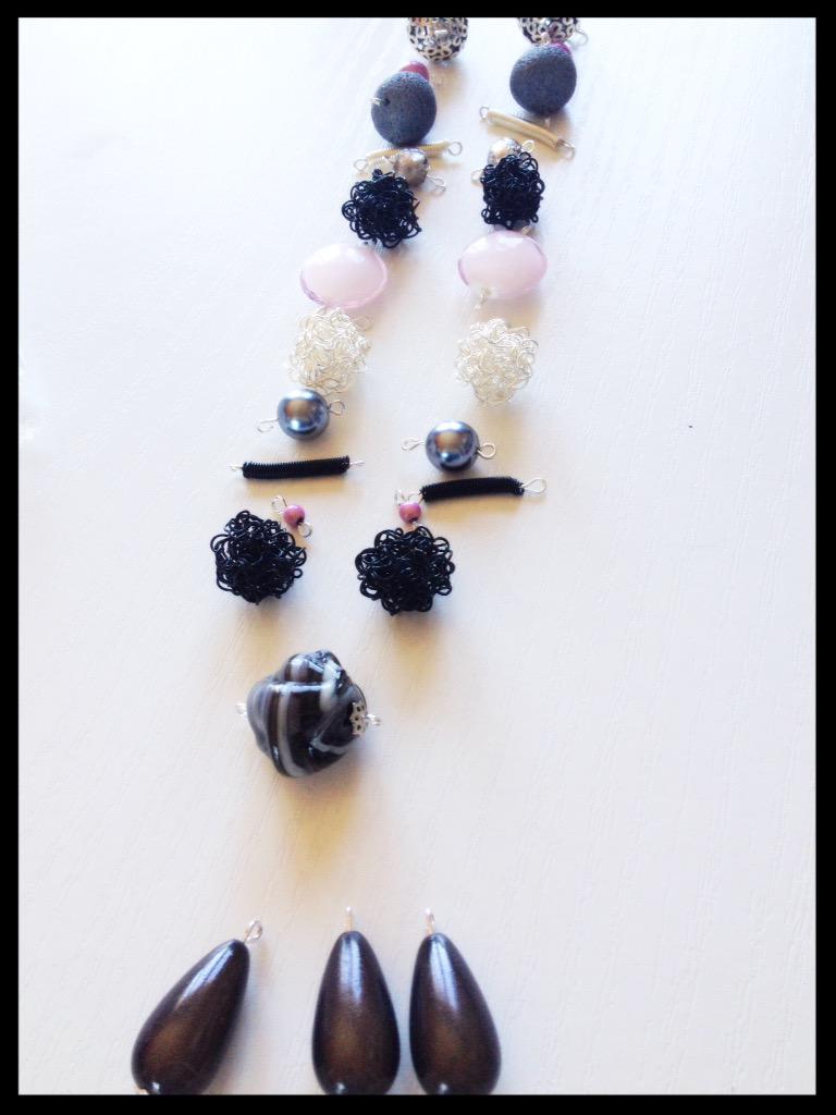 Creacile's tweet photo. Commande cliente en cours. Y'a plus qu'à passer à l'assemblage #bijouxpersonnalises #sautoirsymetrie #longcollier http://t.co/D4uZSZ5FQ5