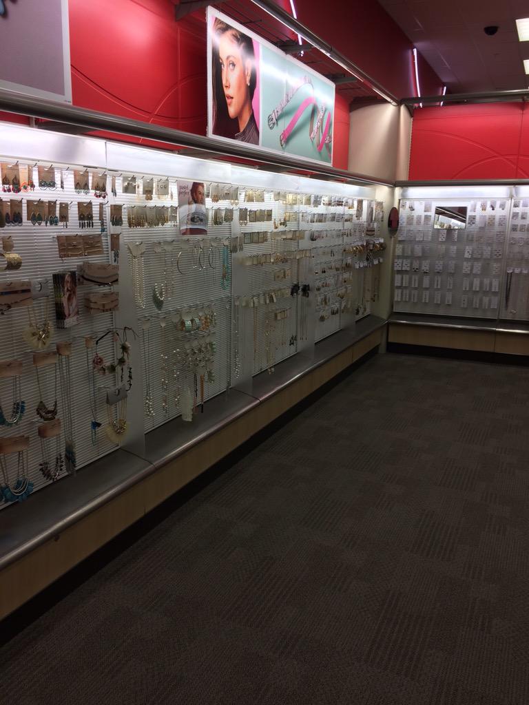 ENolin's tweet image. Jewelry up 52.6% mature MTD and looking good after the weekend! #DrivingService @BeckyHasik @KristenTGT @DForbes360