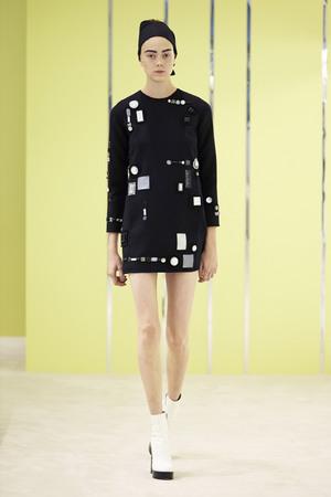 MileyStyleFR's tweet photo. #InfoSTYLE Miley porte une robe Marc Jacobs de la collection 2016 http://t.co/EqeNet462a