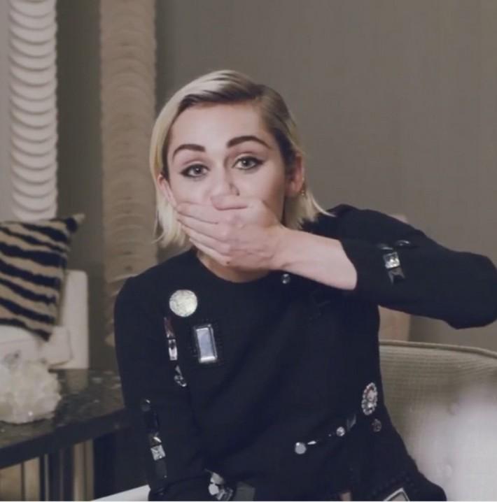 MileyStyleFR's tweet photo. #InfoSTYLE Miley porte une robe Marc Jacobs de la collection 2016 http://t.co/EqeNet462a