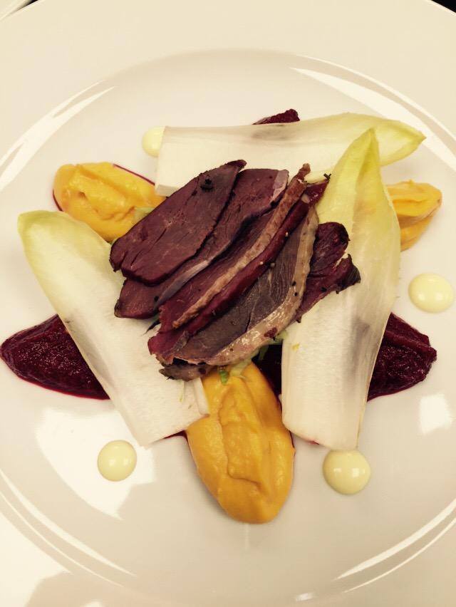 Van de keuken van het ongewenste dier mooie gerookte ganzenborst! Bij <a href="/RestoVanHarte/">Resto VanHarte</a> op tafel in deze mooie salade