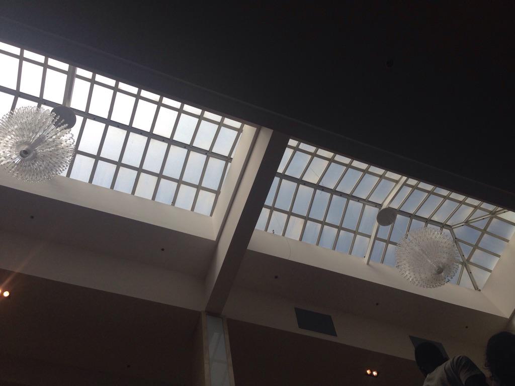 MsV_ELD's tweet photo. I notice perpendicular lines. I wonder how much glass was need to make this? #edci653 http://t.co/TNuomQahV0 http://t.co/XnuRSaqsSl