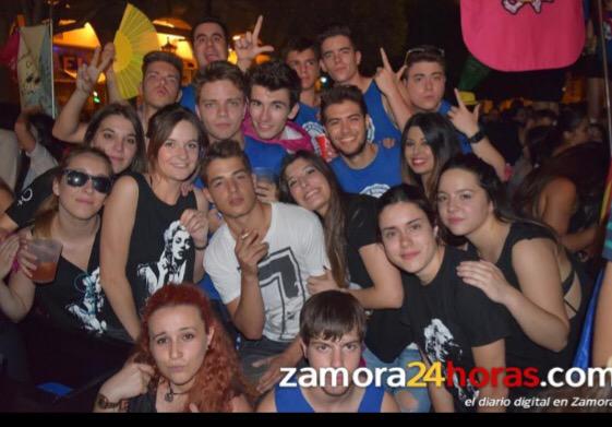 SinFaldas's tweet photo. Nos vamos.... Pero volveremos 💪🏼 VIVAN LAS SIN FALDAS!! http://t.co/SoJUQ4DeEg