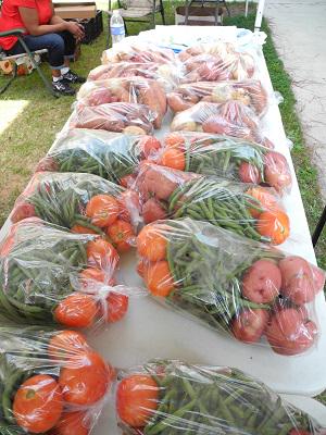 USDA_FNA's tweet photo. Farmers are a vital lifeline to healthy nutrition in low-income areas. #SNAPLocal http://t.co/tuWz9vhMOH http://t.co/Yv8ooN4guL