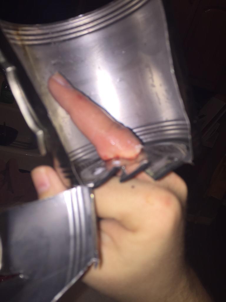 DavisMullins's tweet photo. Remember kids, don't get your finger caught in a metal koozie @Heather_Obyrne http://t.co/Vhpq26WpJM