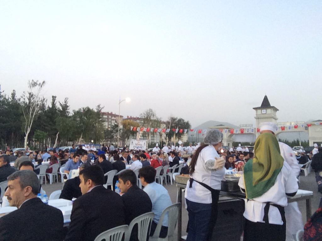 anlamayanadamm's tweet photo. Erzurum Büyükşehir Belediyesi personel iftarındayız vesile olanlardan Allah Razı olsun @SekmenM @etavlasoglu http://t.co/P2pXmv5tUN
