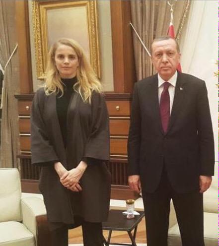 AtillaKARADAGLI's tweet photo. T.KAZaz:
"Sarayı gezdim.
2 kere de tuvalete gittim.
Altın klozet yalan.
Altına sıçmadım"

Üstüne mi sıçtın kız? http://t.co/FpOGzmLGag