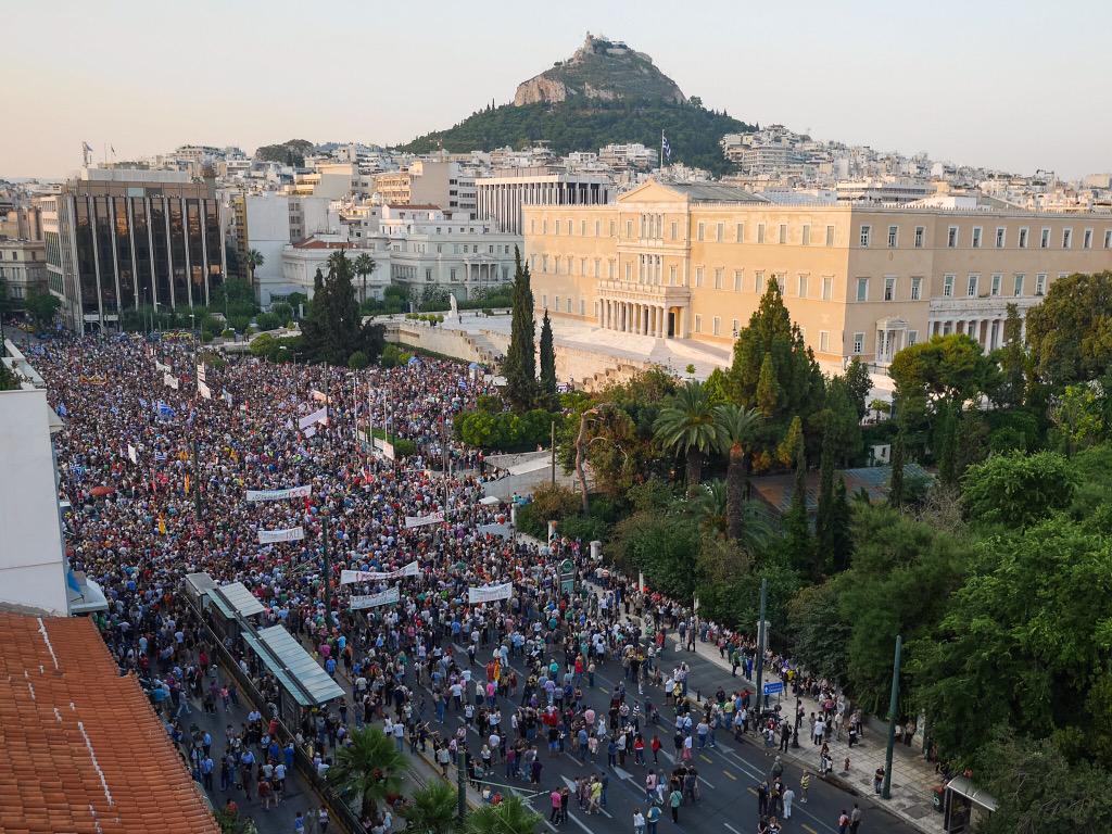 This pro-government (i.e. #Greferendum NO vote) protest happening now in front of the Greek parliament in Athens