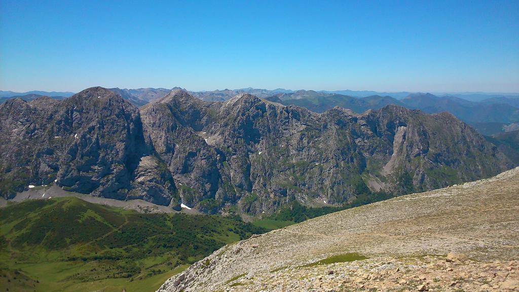 alboraes's tweet photo. @ClubGr10 Ranchon y Güerto del diablo desde peña Rueda, Quiros, Asturias #MountainPro http://t.co/yuaLhxR3ju