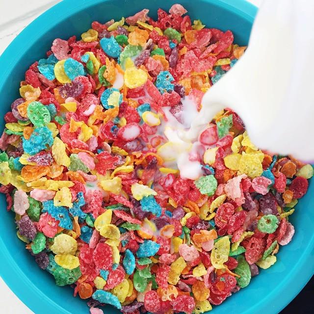 BuzzFeedFood's tweet photo. How many bowls of cereal are appropriate to eat for dinner? 4-5? (📷: @missnewfoodie) http://t.co/KUi8H5JSul http://t.co/iclTBSew3M