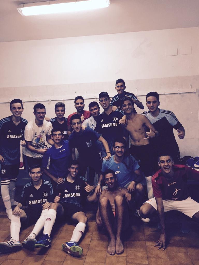 FNEWTEAMS's tweet photo. Nuestro equipo sigue las rutinas de la temporada pasada 1 partido foto en el vestuario #FORÇANEWTEAM http://t.co/9RhNzMIW3K