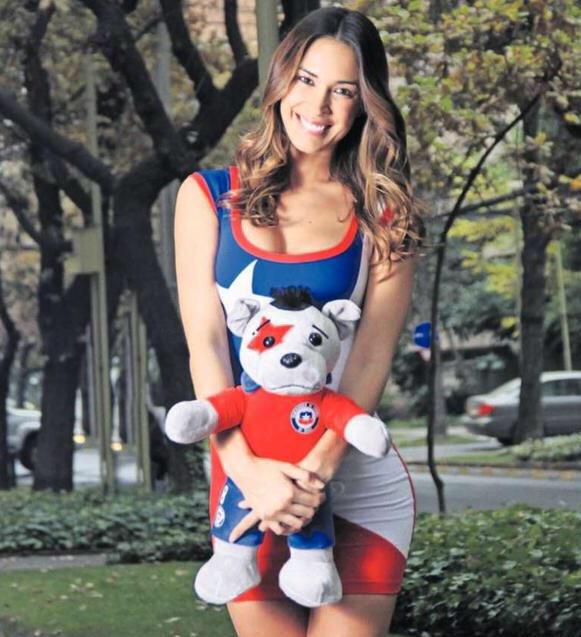 vanesaborghi's tweet photo. Un saludo a los chilenos q no pudieron estar en el Nacional,a los q están trabajando y a los d regiones #VamosChile http://t.co/V4UhCu8wNU
